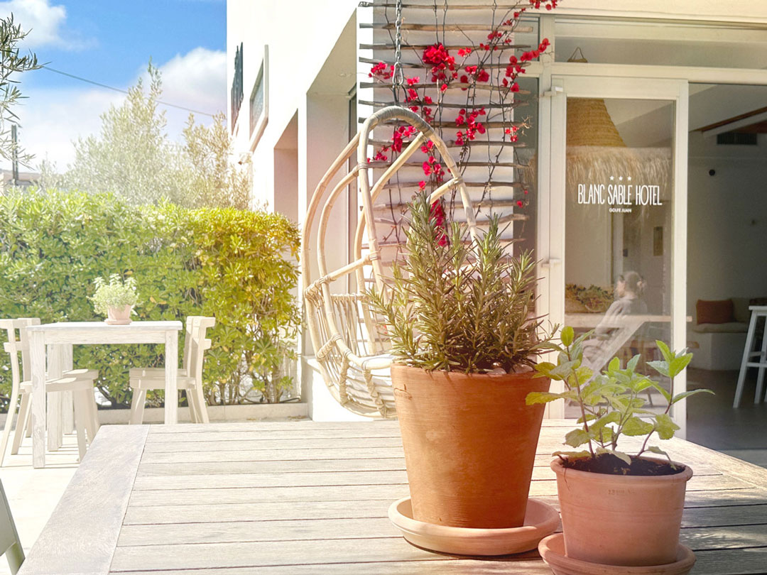 La quiétude de la terrasse ensoleillée