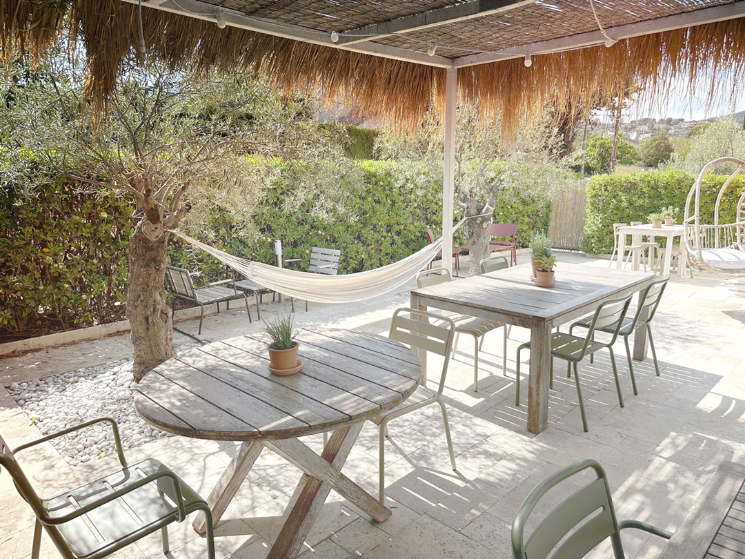 Terrasse ombragée avec le hamac