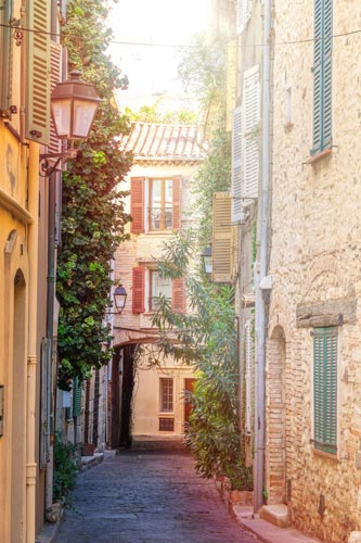 Mise en avant des ballades dans les vieilles rues d'Antibes