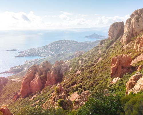 Mise en avant des roches rouges des Esterelles, surplombant la Côte d'Azur