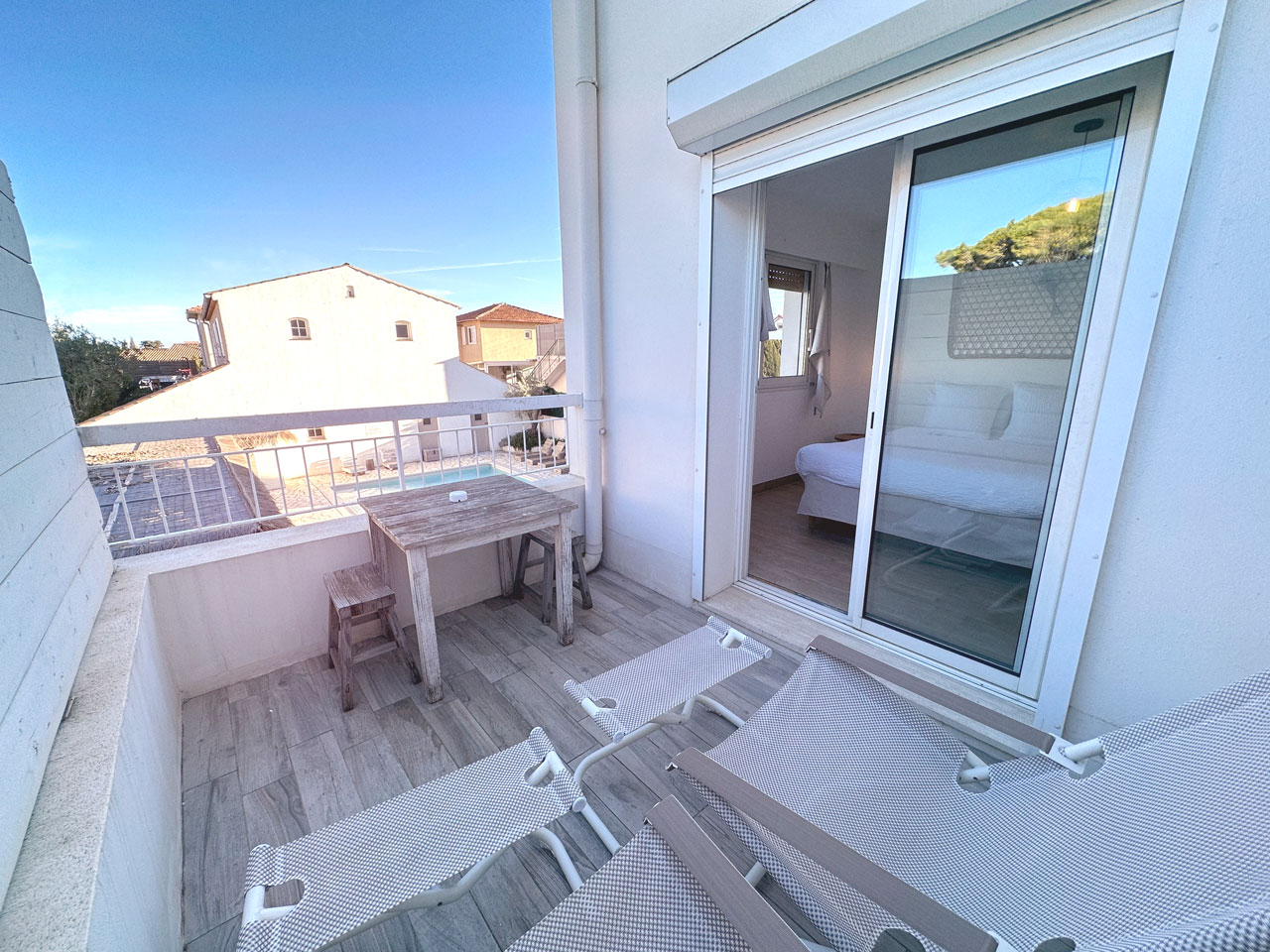 Chambre double avec terrasse, profitant de la vue sur la piscine